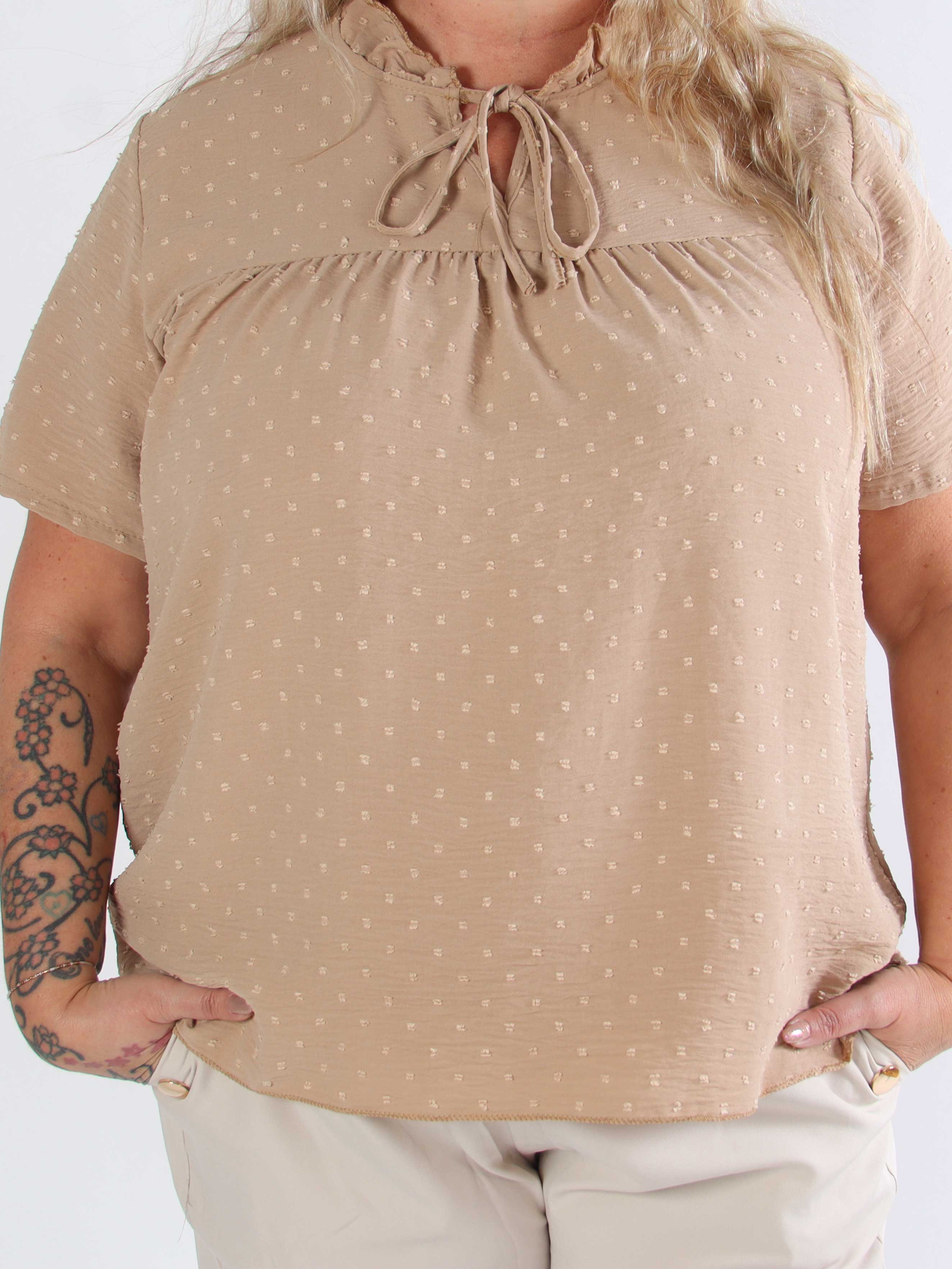 Bloom - Söt tunika i plusstorlek med volangkant och rosett